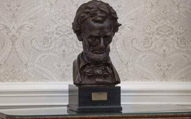 Illinois First Lady Donating Lincoln Bust To Presidential Library