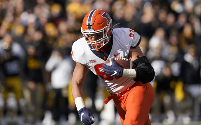 Illinois Tight End Signs NIL Deal With WWE