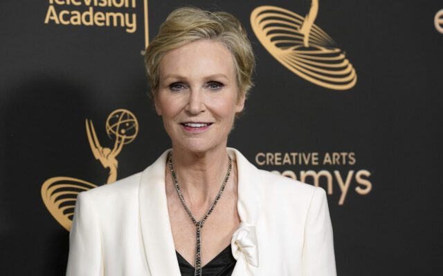 Jane Lynch Inducted In Illinois Broadcasters Association’s HOF
