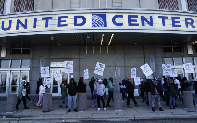 United Center Concessions Workers Reach Tentative Contract Agreement
