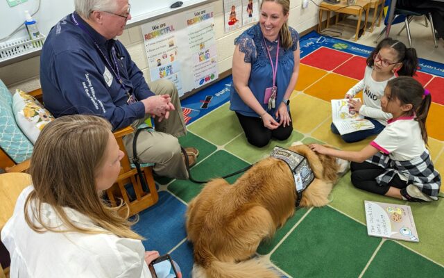 Troy Heritage Trail Students Read to Comfort Dogs