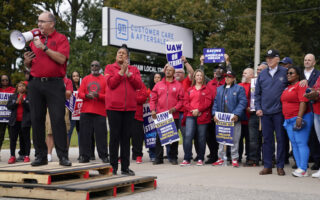 Durbin Joins UAW Picket Line In Bolingbrook